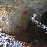 Sui lati di quest�ultimo si diramano corridoi con volte a crociera, locali un tempo destinati alle attivit� agricole, depositi e altri vani di diverse dimensioni